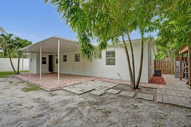 $549,000 | 1205 South Lake Drive, Lantana, FL 33462