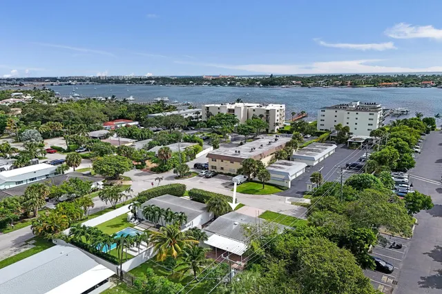 $549,000 | 1205 South Lake Drive, Lantana, FL 33462