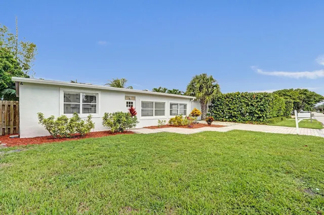 $549,000 | 1205 South Lake Drive, Lantana, FL 33462