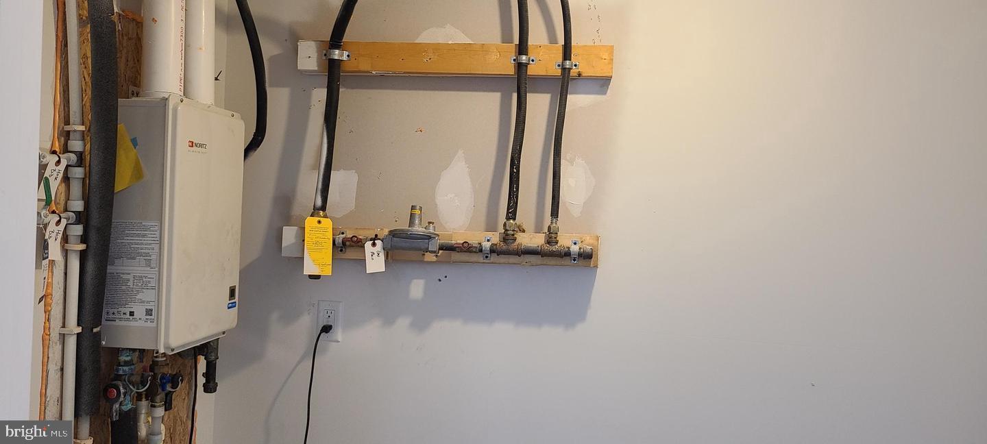 1047 Wickersham Way Middletown, DE 19709 - Photo 9 of 18 a bathroom with a mirror