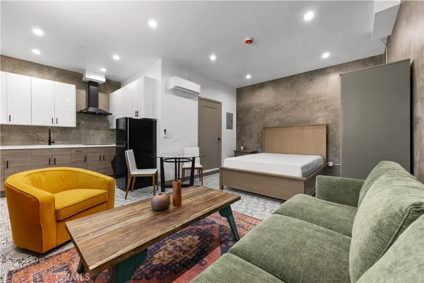 $2,500 | 2211 1/2 Hyperion Avenue, Los Angeles, CA 90027