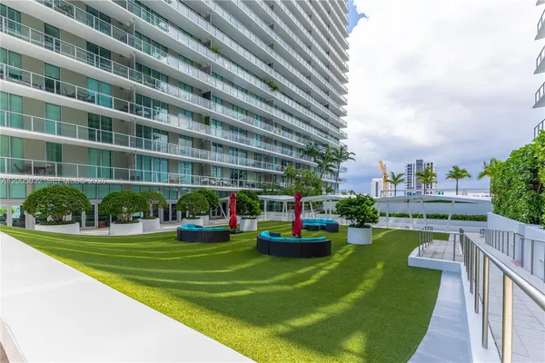 $4,200 | 1111 Southwest 1st Avenue, Unit LPH3820, Miami, FL 33130