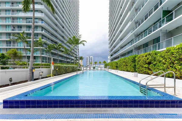 $4,200 | 1111 Southwest 1st Avenue, Unit LPH3820, Miami, FL 33130