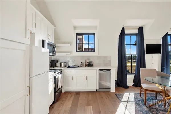 $1,950 | 408 Geo Meyer, Unit CARRIAGE HOUSE, Savannah, GA 31401