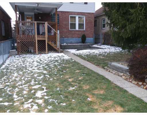 2812 Middletown Road Pittsburgh, PA 15204 - Photo 16 of 18 Yard/Garden. Spacious level rear yard COMPLETELY fenced in.