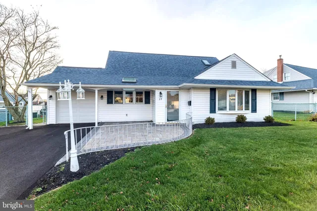 $450,000 | 29 Hope Road, Levittown, PA 19056