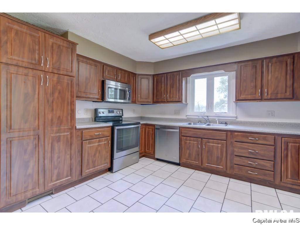2 Arthur Drive Rochester, IL 62563 - Photo 15 of 36