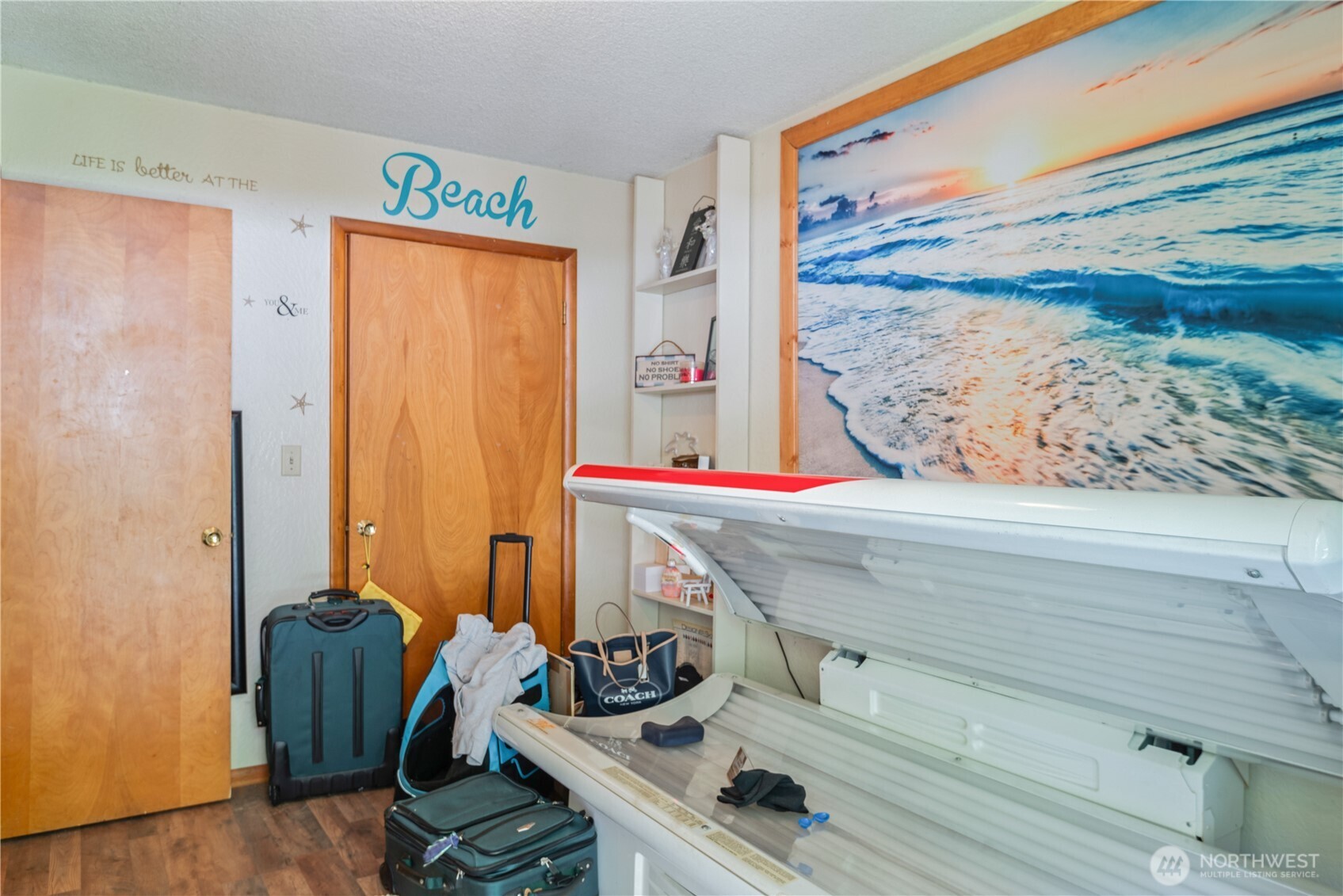 1016 Oak Street Kelso, WA 98626 - Photo 13 of 24 a room with a couch and a potted plant