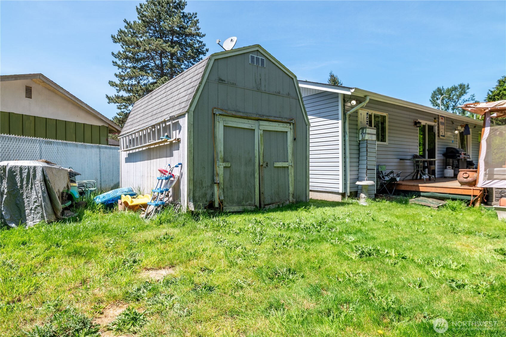 1016 Oak Street Kelso, WA 98626 - Photo 24 of 24 a backyard of a house with table and chairs