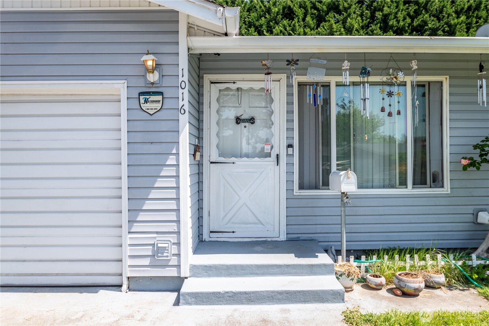 1016 Oak Street Kelso, WA 98626 - Photo 3 of 24 a front view of a house with a garden