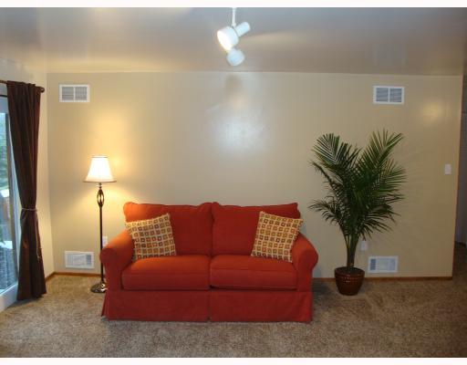 1005 Kenzie Road, Unit 1005 Pittsburgh, PA 15205 - Photo 3 of 18 Living Room.