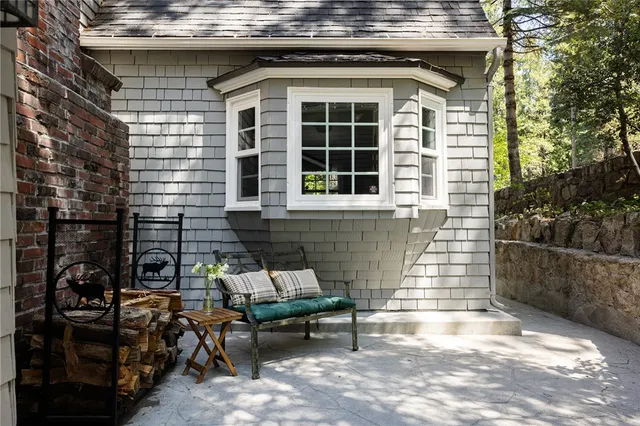 a bench is sitting in front of a house
