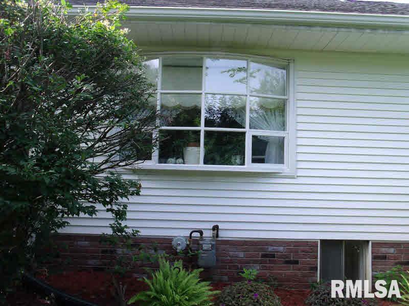 708 Grayson Road Eldorado, IL 62930 - Photo 3 of 19 Gallery Image 3