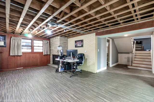a view of a livingroom with furniture