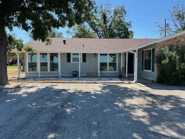 $220,000 | 208 North Shore Drive, Brady, TX 76825
