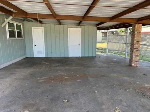 $220,000 | 208 North Shore Drive, Brady, TX 76825