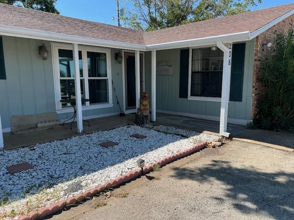 $220,000 | 208 North Shore Drive, Brady, TX 76825