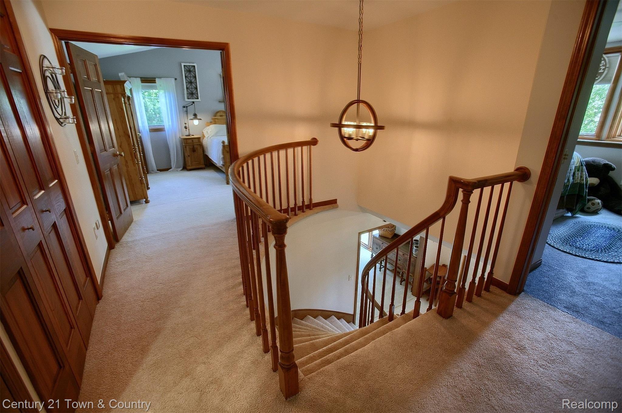 520 Maryknoll Drive Rochester, MI 48309 - Photo 18 of 30 18-2nd Floor Landing.jpg