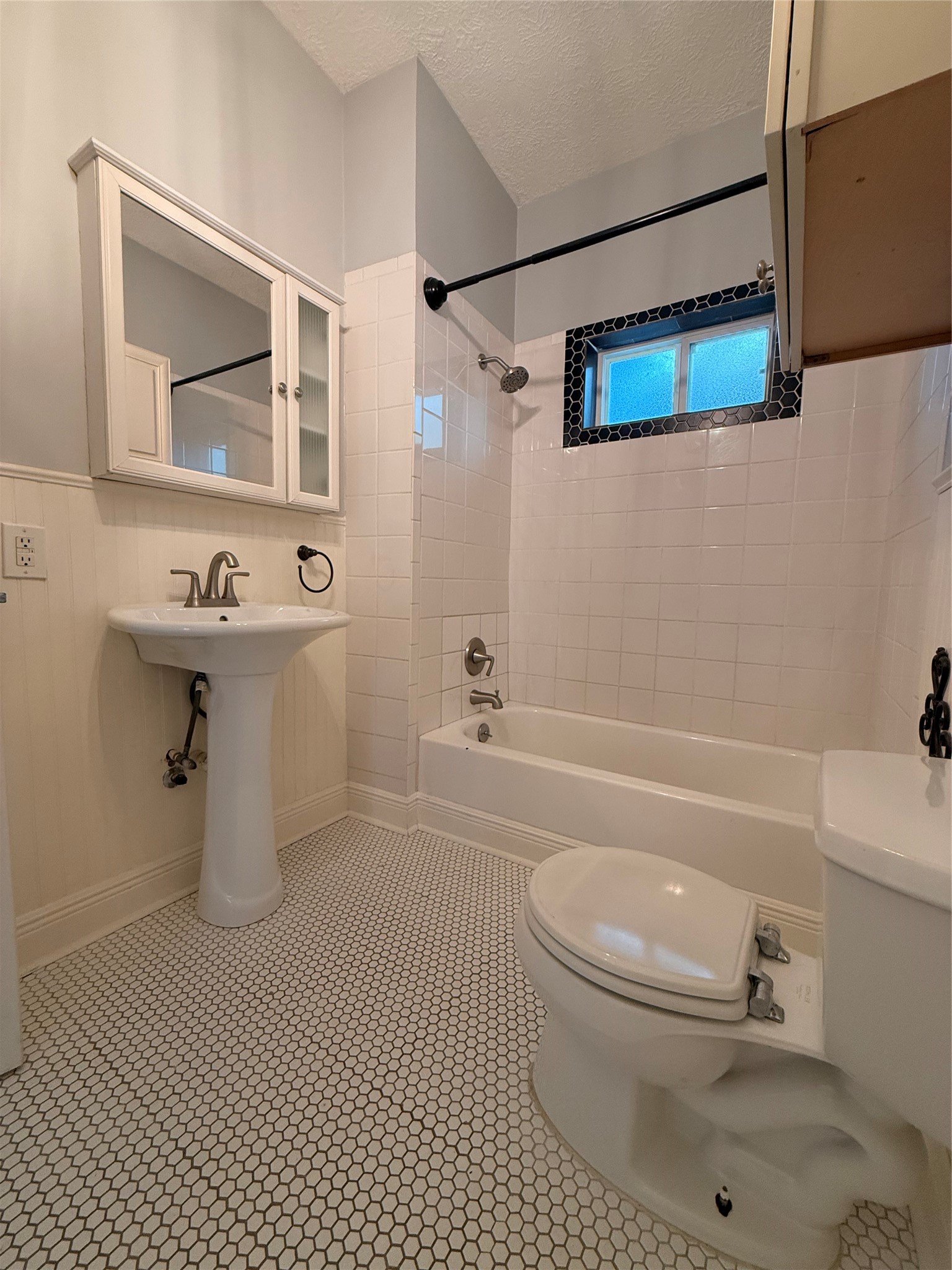 1120 Winston Street Houston, TX 77009 - Photo 29 of 32 Second bathroom