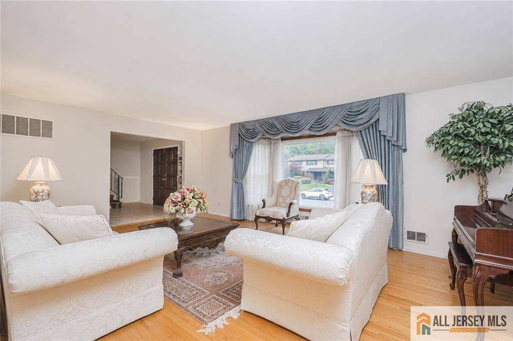 27 Woodmere Road North Brunswick, NJ 08902 - Photo 6 of 39 Gallery Image 6