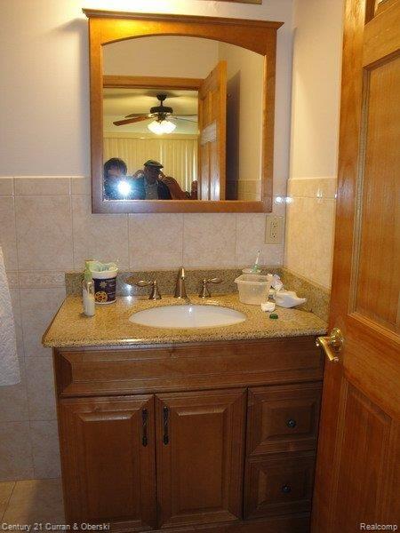 6427 Chase Road Dearborn, MI 48126 - Photo 11 of 20 Master bedrm Vanity.JPG