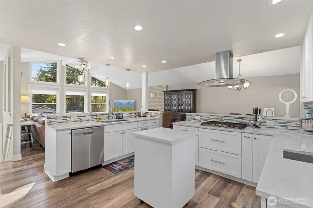 $1,195,000 | 3718 Northeast 189th Place, Lake Forest Park, WA 98155