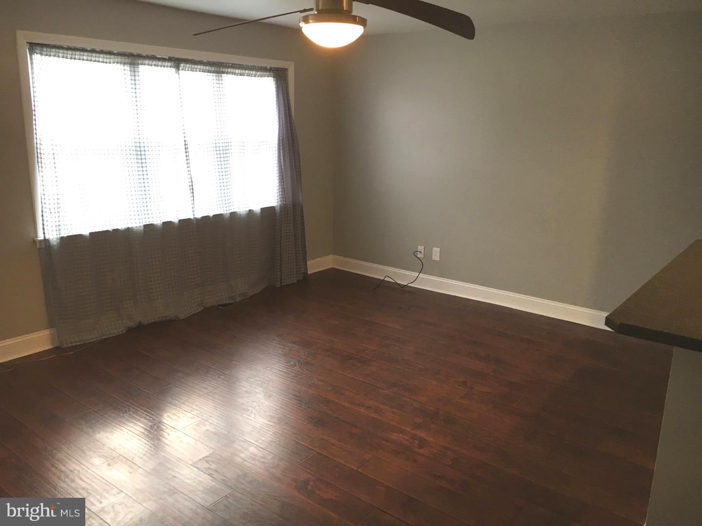 10826 Rayland Road Philadelphia, PA 19154 - Photo 3 of 19 Living Room