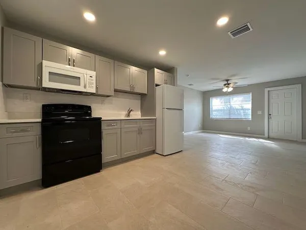 $2,000 | 3517 Windsor Avenue, West Palm Beach, FL 33407