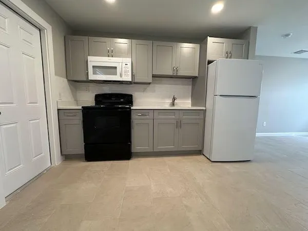 $2,000 | 3517 Windsor Avenue, West Palm Beach, FL 33407