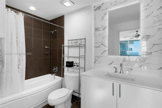 $650,000 | 300 South Biscayne Boulevard, Unit L410, Miami, FL 33131