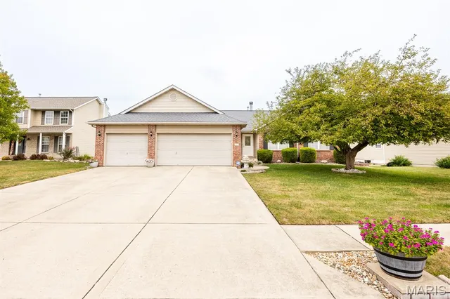 $375,000 | 109 Sunnybrooke, Troy, IL 62294