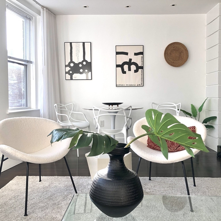 15 Charter Street, Unit 4 Boston, MA 02113 - Photo 14 of 42 a living room with furniture and a potted plant