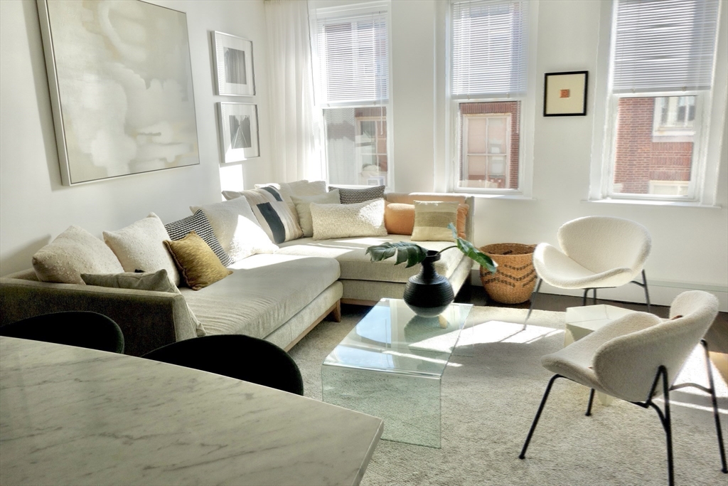15 Charter Street, Unit 4 Boston, MA 02113 - Photo 8 of 42 a living room with furniture and a lamp