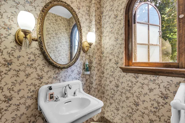 $370,000 | 1000 West Washington Avenue, Jackson, MI 49203