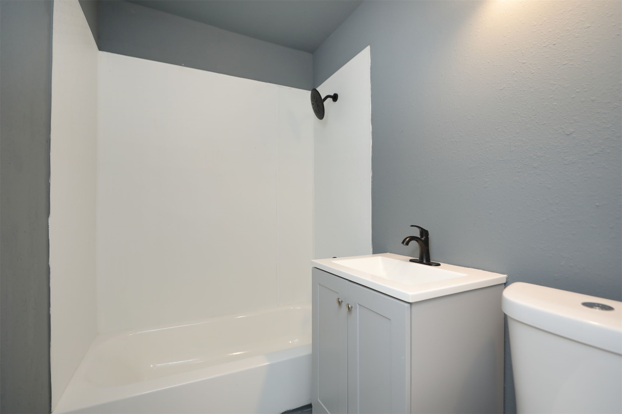 2814 Winbern Street Houston, TX 77004 - Photo 19 of 21 a bathroom with a sink a toilet and a bathtub