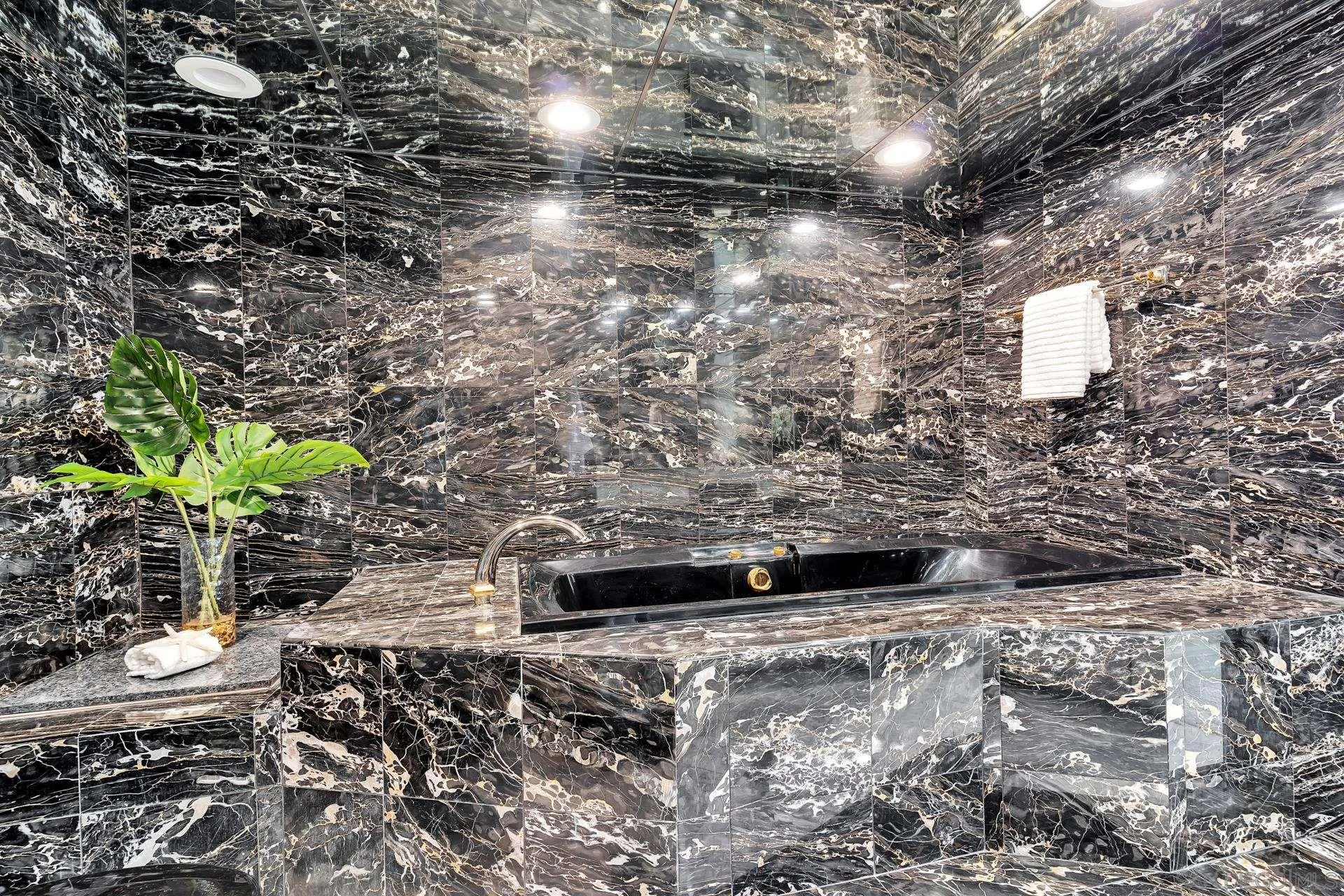 939 Coast Boulevard, Unit 12C La Jolla, CA 92037 - Photo 24 of 41 a view of a yard with plants and large trees