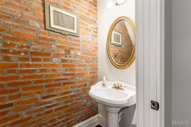 $249,000 | 909 Victor Street, St. Louis, MO 63104