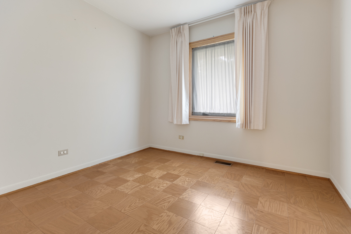 851 Crest Avenue Elk Grove Village, IL 60007 - Photo 18 of 25 an empty room with window