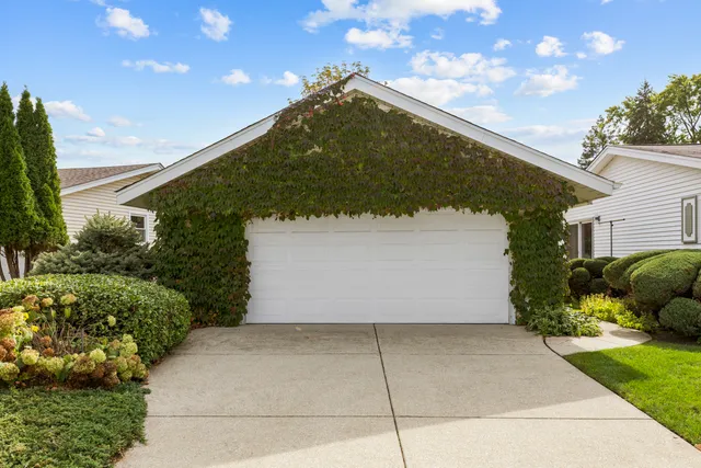 $439,900 | 851 Crest Avenue, Elk Grove Village, IL 60007