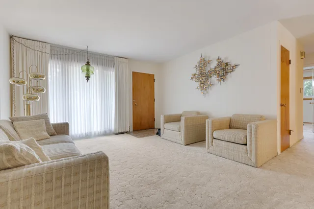 $439,900 | 851 Crest Avenue, Elk Grove Village, IL 60007