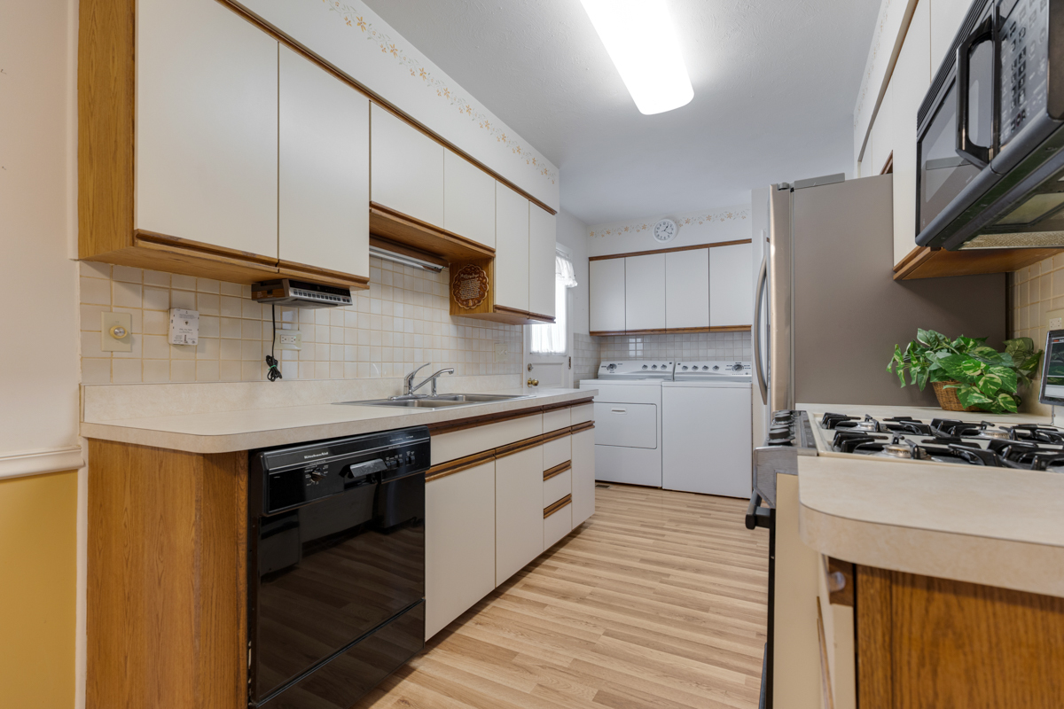 851 Crest Avenue Elk Grove Village, IL 60007 - Photo 8 of 25 a kitchen with a sink and cabinets