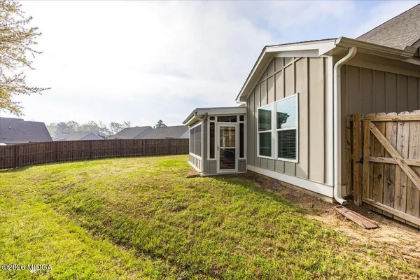 a view of a house with backyard