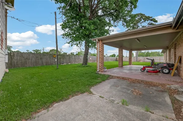 a view of a back yard with a big yard