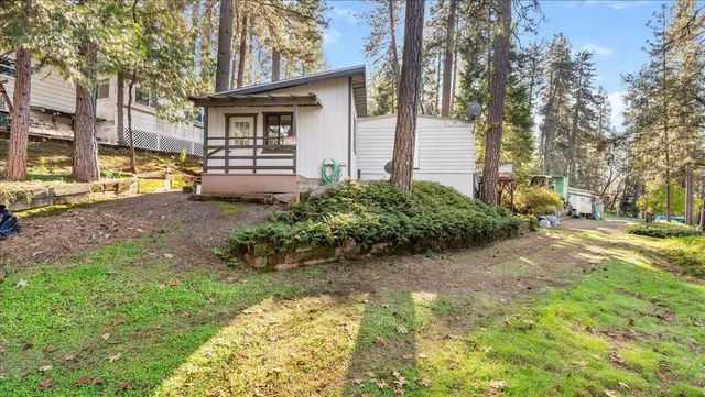 a view of a back yard of the house