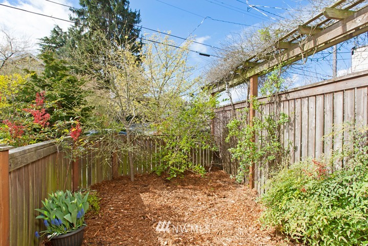 4414 Meridian Avenue North Seattle, WA 98103 - Photo 18 of 20 Gallery Image 18