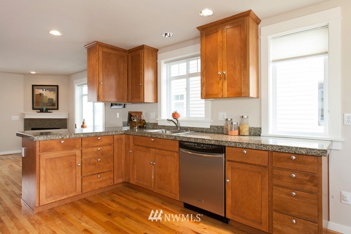 4414 Meridian Avenue North Seattle, WA 98103 - Photo 4 of 20 Gallery Image 4