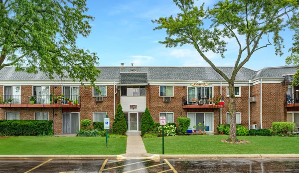 $299,900 | 10369 Dearlove Road, Unit 2A, Glenview, IL 60025