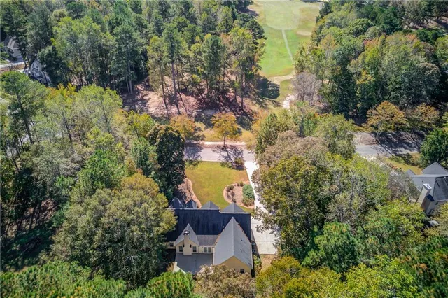 a sign of golf club on a brick wall