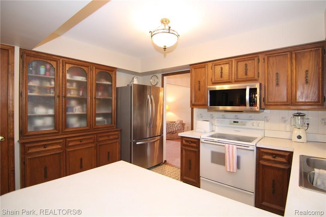 2436 Lassiter Drive Rochester, MI 48309 - Photo 12 of 55 Loads Of Custom Storage & Cabinetry