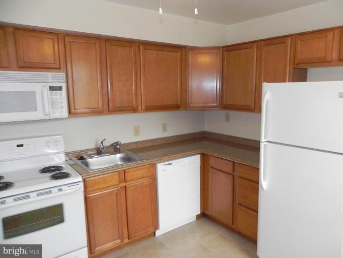 8013 Woodyard Road Clinton, MD 20735 - Photo 3 of 14 Kitchen